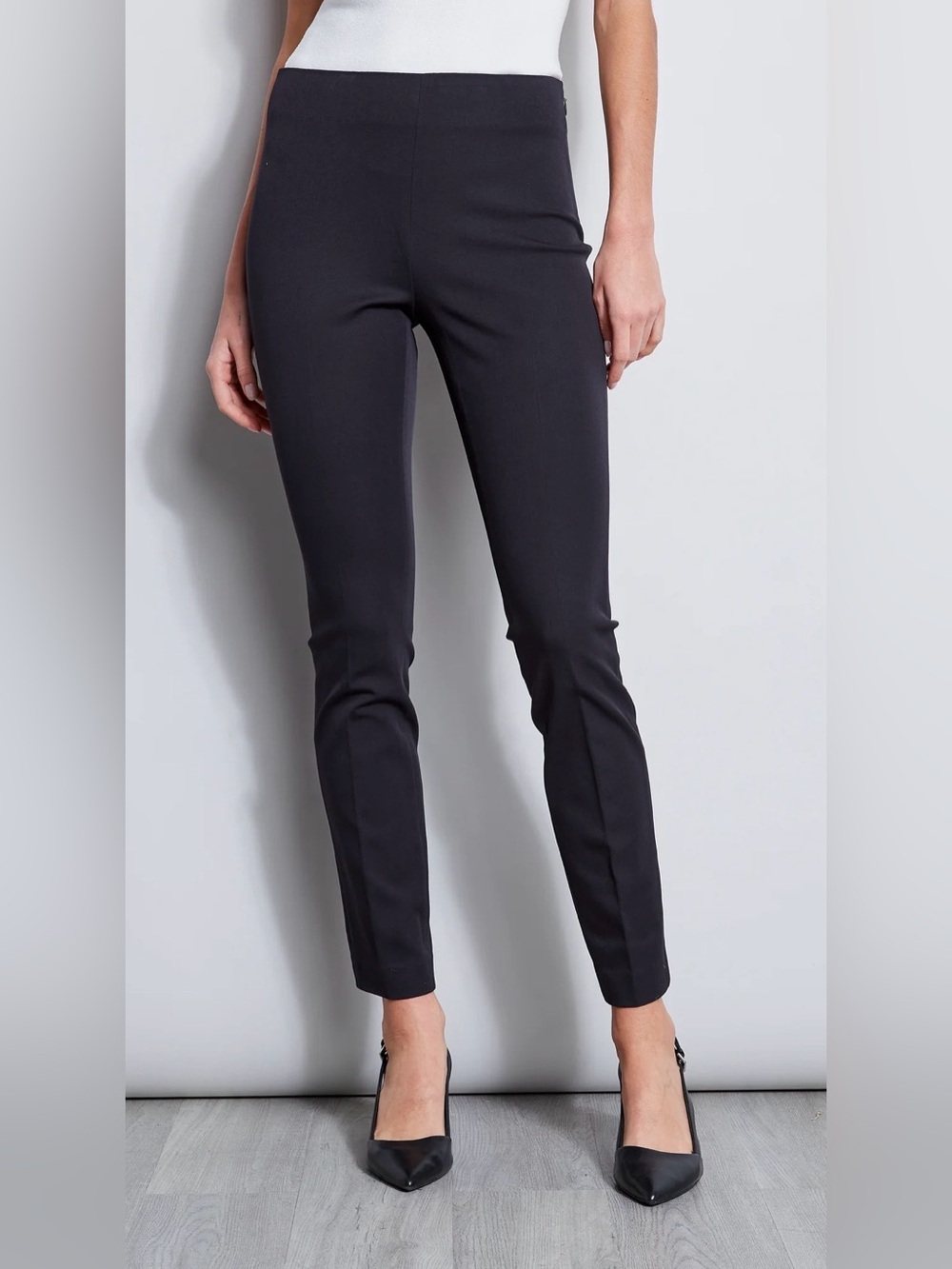 T Tahari Black Pull On Skinny Dress Pants.  Sz 4